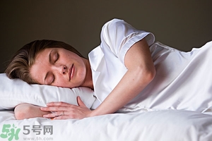 女生趴著睡對(duì)乳房好嗎？女生趴著睡對(duì)胸部有什么壞處？