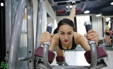 女生跑步機減肥速度多少合適？女生去健身房減肥做哪些器械？