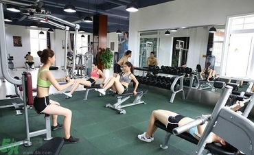 女生可以練腹肌嗎？女生怎么練腹?。?></p><h4>2、動作分析</h4><p>練腹肌最常見的方法是做仰臥起坐，但是只做仰臥起坐是大不到鍛煉效果的，所以接下來綜合分析一下練腹肌的速成動作。第一，可以將雙手俯撐在第地上，雙腳并攏，然后左右跳；第二，坐在地上并腿抱膝，重復(fù)進行這個動作；第三，將雙肘曲放在地上，像做俯臥撐那樣，用左右膝蓋去碰對應(yīng)邊的手肘；第四，平躺在地上，上腹卷曲，雙腿翹起，用雙手去碰膝蓋，重復(fù)這個動作。</p><p style=