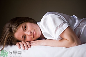 女生趴著睡對(duì)乳房好嗎？女生趴著睡對(duì)胸部有什么壞處？