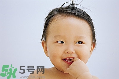 寶寶為什么喜歡咬指甲？寶寶咬指甲是怎么回事？