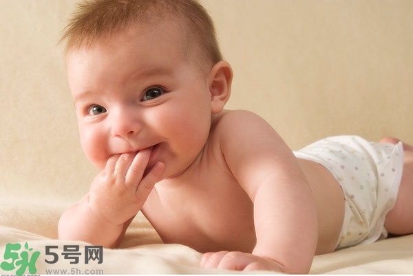寶寶為什么喜歡咬指甲？寶寶咬指甲是怎么回事？