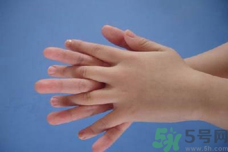 引起手足癬的主要原因？手足癬會(huì)引發(fā)什么疾?。?></p><p>手足癬大多是真菌中的癬菌所引起，主要有紅色毛癬菌、絮狀表皮癬菌、石膏樣毛癬菌、玫瑰色毛癬菌及白色念珠菌等。以上這些真菌，除了引起不同類型的足癬外，也可侵犯皮膚的其他部位。引起不同部位的癬病。足部感染了真菌，并不一定都會(huì)得足癬。而且，足癬并非純屬真菌病。近年來，美國的皮膚病專家把足癬分為單純性足癬和復(fù)雜性足癬。</p><p style=