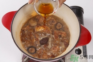 板栗燉鴨好還是燉雞好？栗子燒雞的家常做法