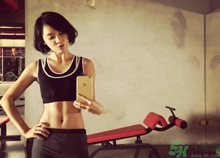 女生健身喝什么牛奶好？女生健身吃什么好？