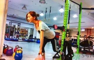 女生健身喝什么牛奶好？女生健身吃什么好？