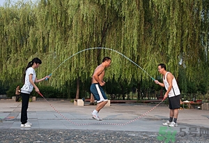 跳繩減肥快還是跑步減肥快？跳繩減肥最佳時間是什么時候？
