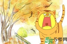秋老虎如何謹(jǐn)防皮膚?。壳锢匣⑷绾晤A(yù)防皮膚?。?></p><h3>秋老虎如何謹(jǐn)防皮膚病</h3><h4>日曬傷</h4><p>“立秋”之后，“秋老虎”肆虐。陽(yáng)光依然強(qiáng)烈，紫外線照射量大，氣候比夏季更悶熱，人們常常動(dòng)不動(dòng)就一身汗。氣溫高，人體大量出汗，病原微生物侵?jǐn)_，蚊蟲叮咬等，成為秋季皮膚病多發(fā)的原因。日曬傷常由過(guò)度日曬造成，表現(xiàn)為日曬后3～6小時(shí)于日曬部位出現(xiàn)紅斑，嚴(yán)重時(shí)可形成水皰，有明顯灼痛、可能有全身不適。</p><p>防治措施</p><p>平時(shí)多參加戶外運(yùn)動(dòng)，提高對(duì)日光的耐受性，日光過(guò)敏者外出應(yīng)打遮陽(yáng)傘或涂防曬霜。已曬傷者應(yīng)避免再次曝曬。</p><p style=