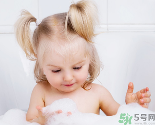 秋季嬰兒要每天洗澡嗎？秋季給嬰兒洗澡的正確步驟
