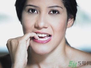 咬指甲什么原因？咬指甲是什么??？