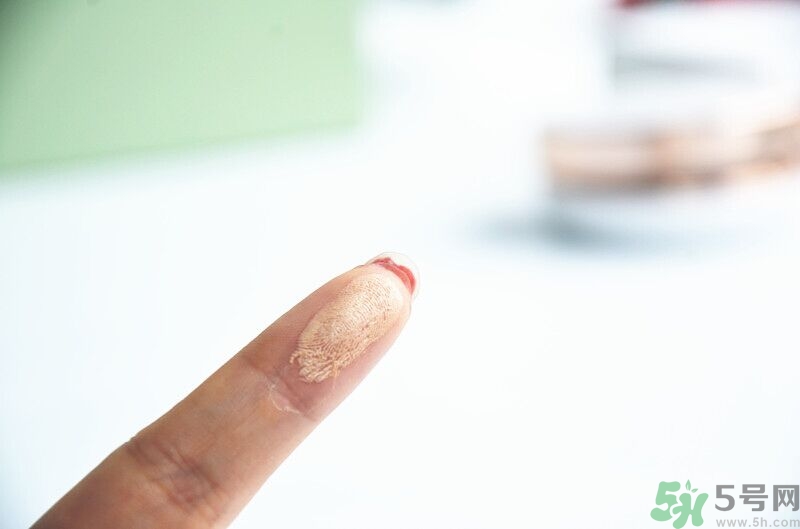 age20s粉底霜粉色和白色有什么區(qū)別？