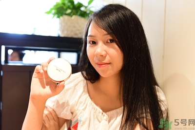 age20s粉底霜粉色和白色有什么區(qū)別？