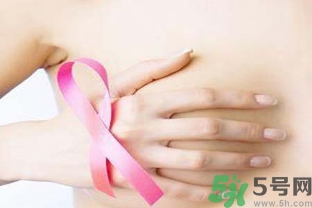 胸部一大一小正常嗎？怎樣糾正胸部一大一?。?></p><p>女性的乳房是在10歲左右開(kāi)始發(fā)育的，而且是同時(shí)發(fā)育。但有些人會(huì)一側(cè)乳房發(fā)育早于另一側(cè)，看起來(lái)一大一小，這通常是因?yàn)閷?duì)體內(nèi)雌激素、孕激素敏感性較強(qiáng)的一側(cè)乳房先發(fā)育、而且生長(zhǎng)較快造成的。隨著身體發(fā)育逐漸成熟，一般兩側(cè)乳房會(huì)趨向一致。不過(guò)發(fā)育成熟后的乳房一般也難完全一致，一般是左側(cè)大于右側(cè)。但外觀(guān)是不容易發(fā)現(xiàn)的。</p><p style=