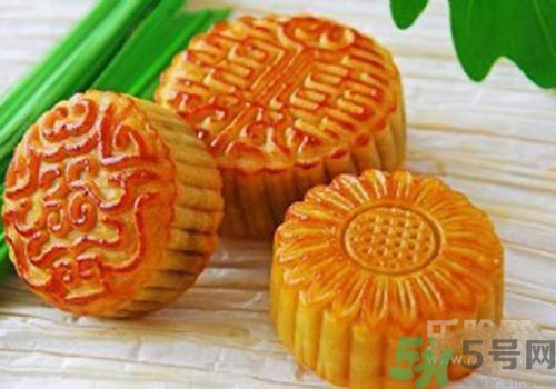 月餅裂開了是怎么回事？月餅開裂了可以吃嗎？