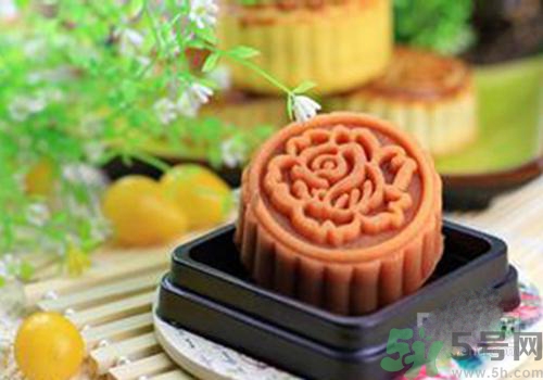 月餅裂開了是怎么回事？月餅開裂了可以吃嗎？