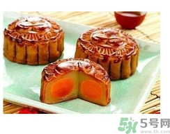 月餅裂開了是怎么回事？月餅開裂了可以吃嗎？