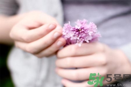?手指關(guān)節(jié)疼痛的危害？如何緩解手指關(guān)節(jié)疼痛？