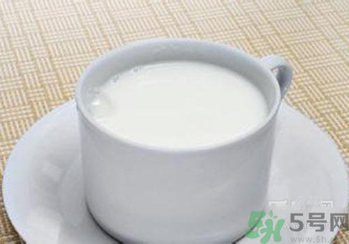 純牛奶為什么會結(jié)塊？結(jié)塊的純牛奶可以喝嗎？