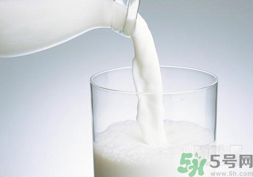 晚上喝純牛奶會(huì)長胖嗎？純牛奶什么喝比較好？