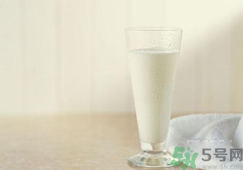 晚上喝純牛奶會(huì)長胖嗎？純牛奶什么喝比較好？