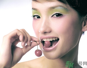 眼影可以當眉粉用嗎？眼影可以當鼻影用嗎？