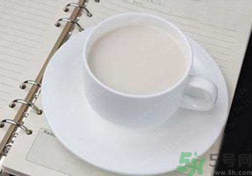 純牛奶和酸奶哪個(gè)營養(yǎng)更高？喝純牛奶好還是酸奶好？