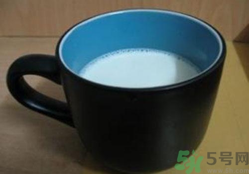 喝純牛奶會上火嗎？喝純牛奶有什么壞處？