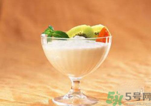 純牛奶和酸奶可以一起吃喝嗎？純牛奶和酸奶一起喝有什么好處？