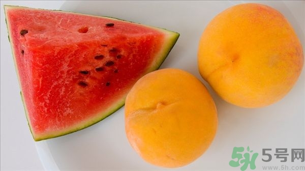 凍成冰的西瓜能吃嗎？吃西瓜拉肚子是怎么回事？