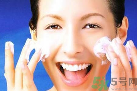 太陽穴長痘是怎么回事？太陽穴長痘的原因是什么？