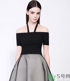 一字肩的衣服內(nèi)衣怎么穿？一字肩的衣服里面穿什么內(nèi)衣？