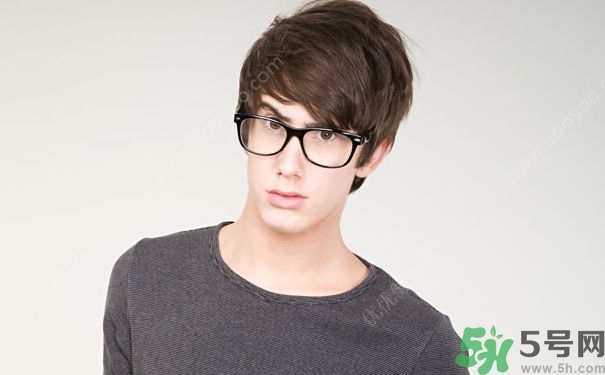 15歲男孩的標(biāo)準(zhǔn)身高應(yīng)該多高？15歲男孩的標(biāo)準(zhǔn)身高體重