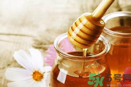 蜂蜜不能和什么一起吃？哪些人不能吃蜂蜜？