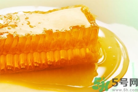 蜂蜜不能和什么一起吃？哪些人不能吃蜂蜜？