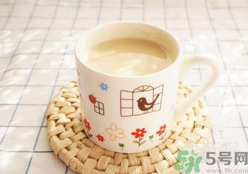 痛風(fēng)可以喝牛奶嗎？痛風(fēng)喝多少牛奶比較好？