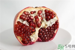 吃石榴手指發(fā)黃怎么辦？吃石榴手指變黑怎么辦？