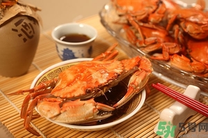 吃螃蟹可以喝紅酒嗎？吃螃蟹可以喝酒嗎？