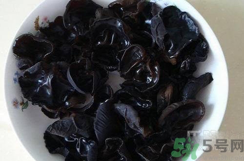 下巴長痘是上火嗎？下巴長痘吃什么好？