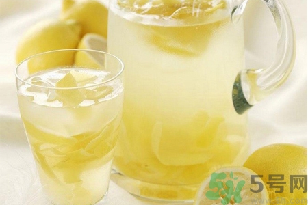 檸檬水能隔夜喝嗎？隔夜的檸檬水還能喝嗎？