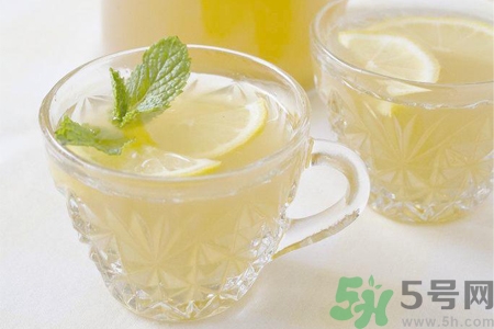 檸檬水能隔夜喝嗎？隔夜的檸檬水還能喝嗎？