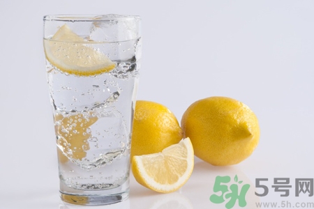檸檬水能隔夜喝嗎？隔夜的檸檬水還能喝嗎？