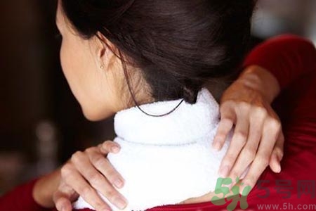 落枕脖子疼怎么辦？落枕和頸椎病區(qū)別