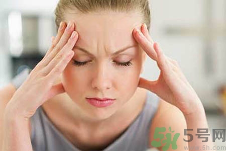 偏頭痛的原因是什么？女性偏頭痛的癥狀有哪些？