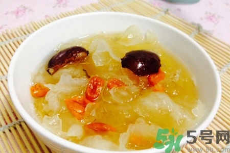 女性吃什么能預(yù)防婦科疾病？女性吃什么能預(yù)防子宮疾?。?></p><h3>吃什么可以預(yù)防子宮疾病</h3><h4>牡蠣</h4><p>牡蠣中國(guó)含有豐富的蛋白質(zhì)、維生素、微量元素和?；撬幔瑢?duì)于抗癌和防止癌細(xì)胞擴(kuò)散有一定效果，而適量吃牡蠣對(duì)于青春期子宮功能性出血、產(chǎn)前或產(chǎn)后虛弱是有一定療效的。</p><h4>烏梅</h4><p>現(xiàn)代藥理研究表明，烏梅是具有抗菌作用的，能抑制有害細(xì)菌，增強(qiáng)機(jī)體的免疫功能。而且烏梅還能抗癌，特別是其熱水萃取物能抑制宮頸癌細(xì)胞，同時(shí)還含有其他天然防癌物質(zhì)。</p><h4>紅酒</h4><p>紅葡萄中的抗氧化物質(zhì)的含量是遠(yuǎn)高于其他水果的，而有紅葡萄制作而成的紅酒也是有這一優(yōu)點(diǎn)的，含有較多抗氧化物，起到預(yù)防子宮癌癥與心血管疾病的作用。</p><h4>牛蒡</h4><p>牛蒡中含有人體所需要的多種維生素、蛋白質(zhì)、礦物質(zhì)和鈣質(zhì)，能幫助清除體內(nèi)的垃圾和毒素，改善體內(nèi)循環(huán)，促進(jìn)機(jī)體新陳代謝，降低體內(nèi)膽固醇，減少毒素、廢棄物在體內(nèi)的堆積，可以起到預(yù)防子宮癌癥的作用。</p><h4>香菇</h4><p>香瓜中是有豐富的人體所必需的氨基酸、礦物質(zhì)、維生素以及不飽和脂肪酸等成分，能增強(qiáng)人體抗病能力，預(yù)防人體各種黏膜及皮膚炎癥，能起到較好的抑制癌細(xì)胞的作用。</p><p style=