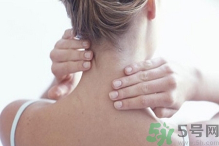 預(yù)防頸椎病的方法是什么？老年人如何預(yù)防頸椎?。?></p><h3>預(yù)防頸椎病的方法</h3><p>1.有研究表明，長期壓抑感情，遇事不外露，多愁善感的人易患神經(jīng)衰弱，神經(jīng)衰弱會(huì)影響骨關(guān)節(jié)及肌肉休息，長此以往，頸肩部容易疼痛。所以，要經(jīng)常保持樂觀向上的好心情。</p><p>2.日常生活中應(yīng)注意保持頭頸正確的姿勢(shì)，不要偏頭聳肩，看書、操作電腦時(shí)要正面注視，保持脊柱的正直。睡覺時(shí)要選擇合適的枕頭，不宜過高或過低，一般枕頭以10厘米的高度為宜。不要躺著看書、看電視。</p><p>3.盡可能少坐多動(dòng)，能走路的不要騎車，能騎車的不要坐車。特別是有車族和長期坐辦公室的人員，每天要抽出一定的時(shí)間進(jìn)行鍛煉，尤其注意加強(qiáng)頸肩部肌肉的鍛煉，可做一做頭及雙上肢的前屈、后伸及旋轉(zhuǎn)運(yùn)動(dòng)，既可緩解疲勞，又能使肌肉發(fā)達(dá)，韌度增強(qiáng)，有利于頸段脊柱的穩(wěn)定性，增強(qiáng)頸肩順應(yīng)頸部突然變化的能力。爬山、游泳，對(duì)預(yù)防頸椎病效果較好。</p><p>4.長期低頭伏案工作者，要注意動(dòng)靜結(jié)合，每工作一小時(shí)左右就要站起來做做工間操，活動(dòng)活動(dòng)四肢、頸椎，消除頸部肌肉、韌帶的疲勞，防止勞損。</p><p>5.平時(shí)要注意保暖，不要用電風(fēng)扇和空調(diào)直接吹，乘車或運(yùn)動(dòng)時(shí)注意頸部保護(hù)，避免急拐彎、急剎車或突然轉(zhuǎn)頸。</p><p>6.要防止酗酒。酒精會(huì)影響鈣質(zhì)在骨上沉積，使人們易患骨質(zhì)疏松癥、骨質(zhì)軟化癥，加速頸椎退行性變。</p><p>7.中醫(yī)認(rèn)為胡桃、山萸肉、生地、黑芝麻等具有補(bǔ)腎髓功能，可在醫(yī)生指導(dǎo)下合理地少量服用，以起到強(qiáng)壯筋骨，推遲腎與關(guān)節(jié)退變的作用。</p><p style=