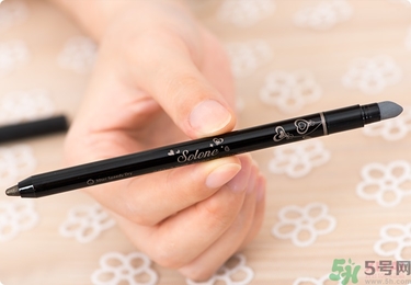 solone眼線筆怎么削？怎么推出來(lái)？