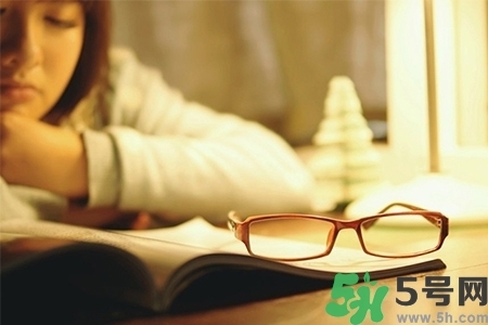 下午犯困怎么辦？犯困按摩什么穴位效果最快？