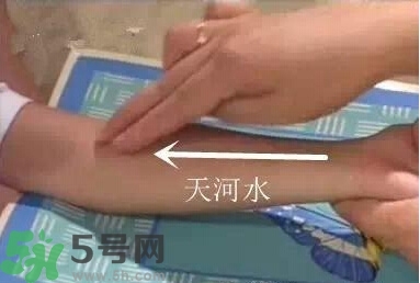 積食發(fā)燒怎么推拿？積食發(fā)燒推拿手法圖解