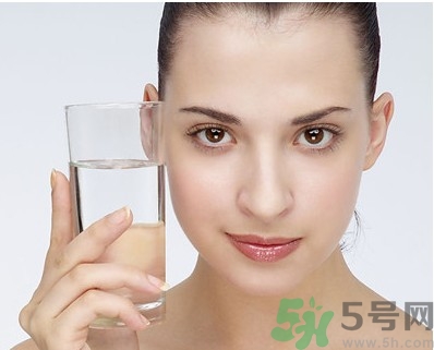 秋季補(bǔ)水效果好的護(hù)膚品有哪些？秋季補(bǔ)水的重要性