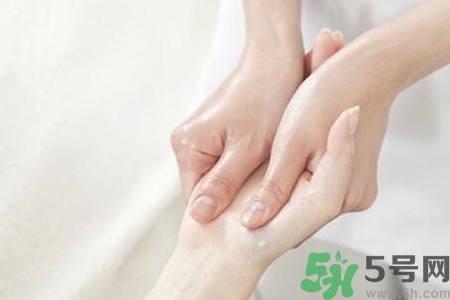 手干裂口子怎么回事？手干裂口子怎么辦？